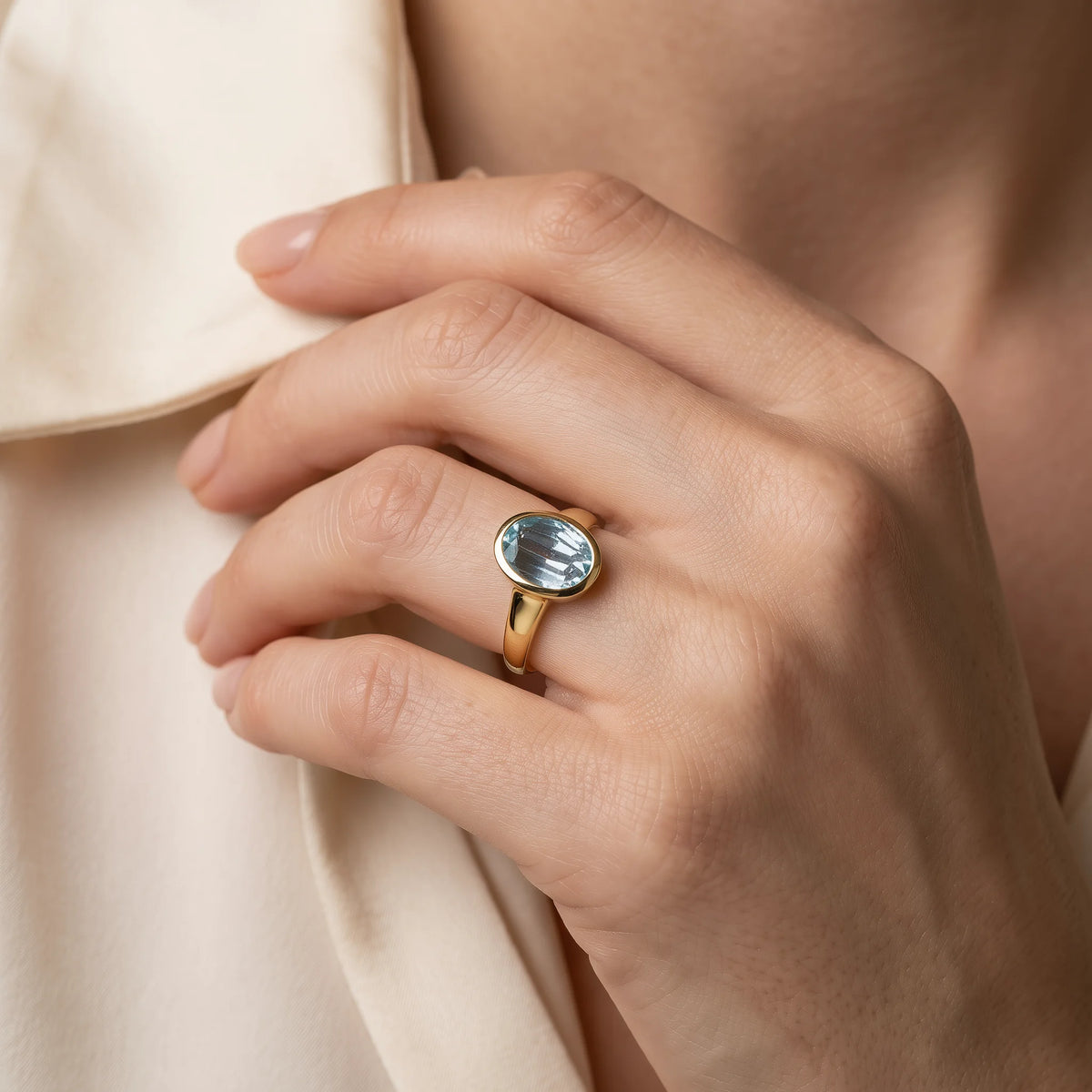 Damenring in 585er Gelbgold mit Aquamarin, an der Hand getragen (KI-generiert)