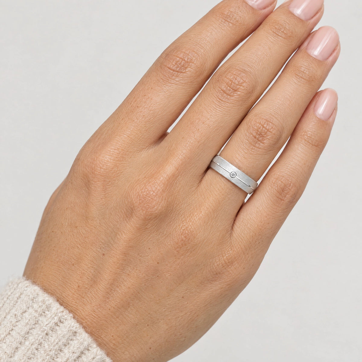 Freundschaftsring in 925er Silber mit Zirkonia, an der Hand getragen (KI-generiert)