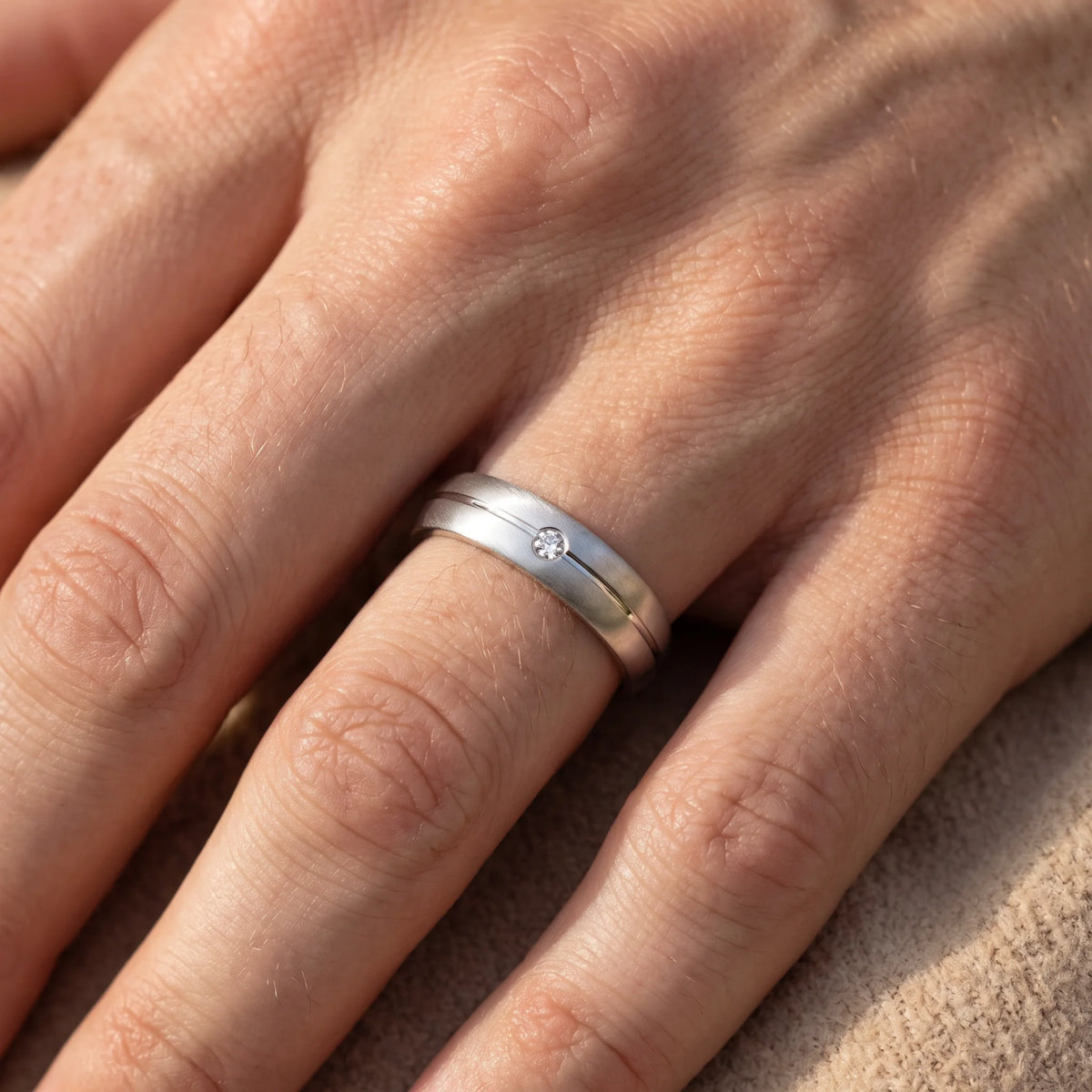 Freundschaftsring in 925er Silber mit Zirkonia, an der Herrenhand getragen (KI-generiert)