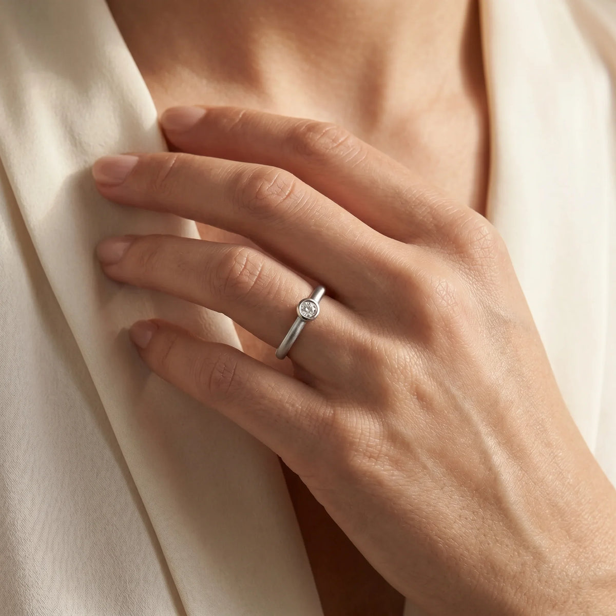 Solitärring in 585er Gold mit Diamant, an der Hand getragen (KI-generiert)