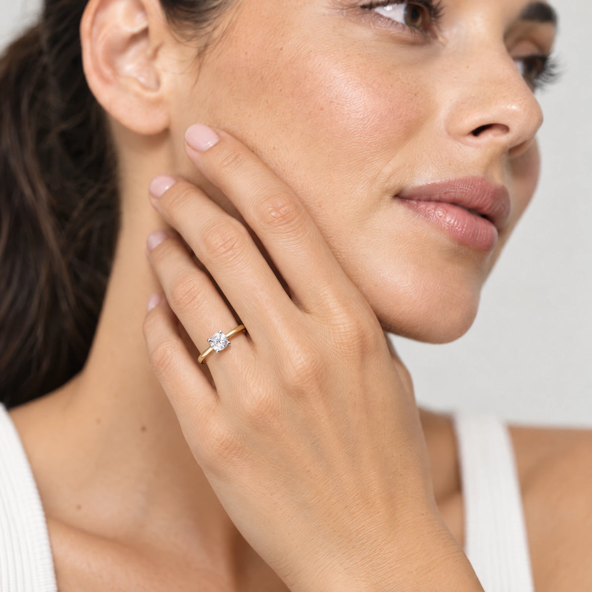 Ring in 585er Gold mit Zirkonia, 4er-Krappenfassung, getragen (KI-generiert)