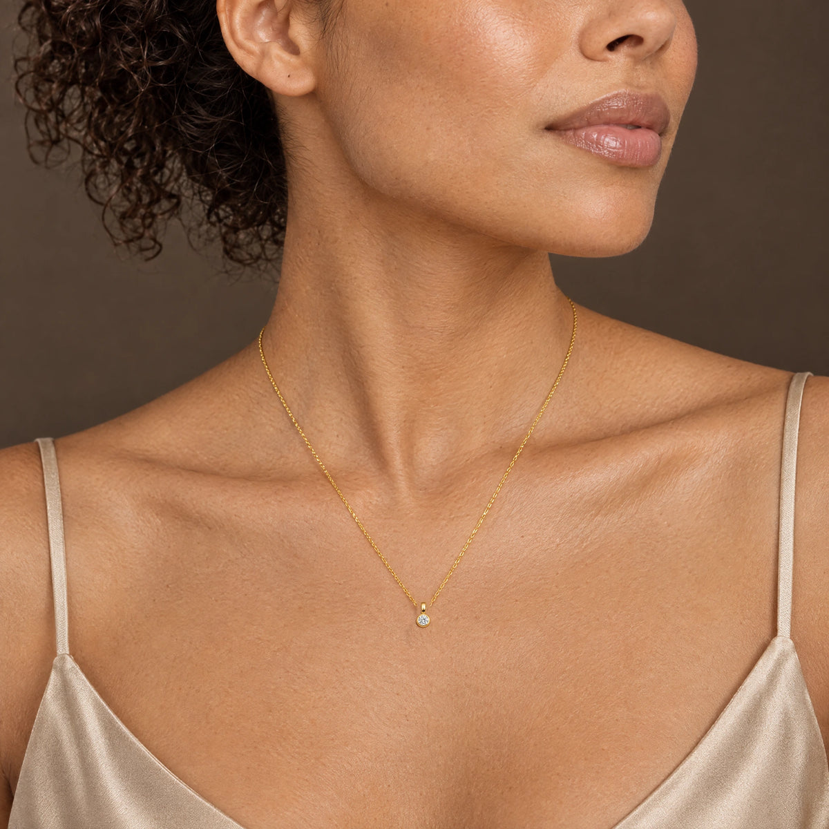 Collier in 925er Silber gelbvergoldet mit Zirkonia, am Hals getragen (KI-generiert)