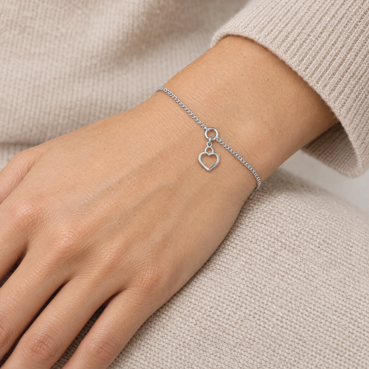 Armband in 925er Silber, am Handgelenk getragen (KI-generiert)