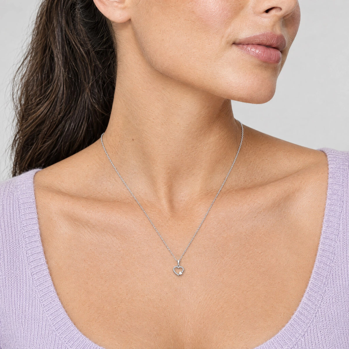 Herzanhänger mit Zirkonia in 925 Silber rhodiniert, getragen an feiner Kette (KI-generiert)