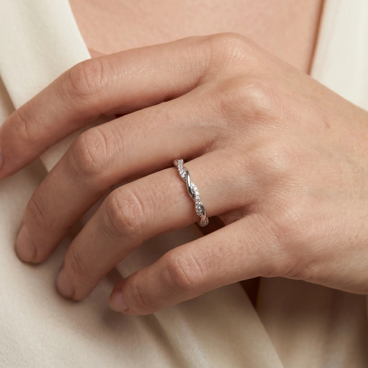 Ring in 585er Gold mit Diamant, an der Hand getragen (KI-generiert)