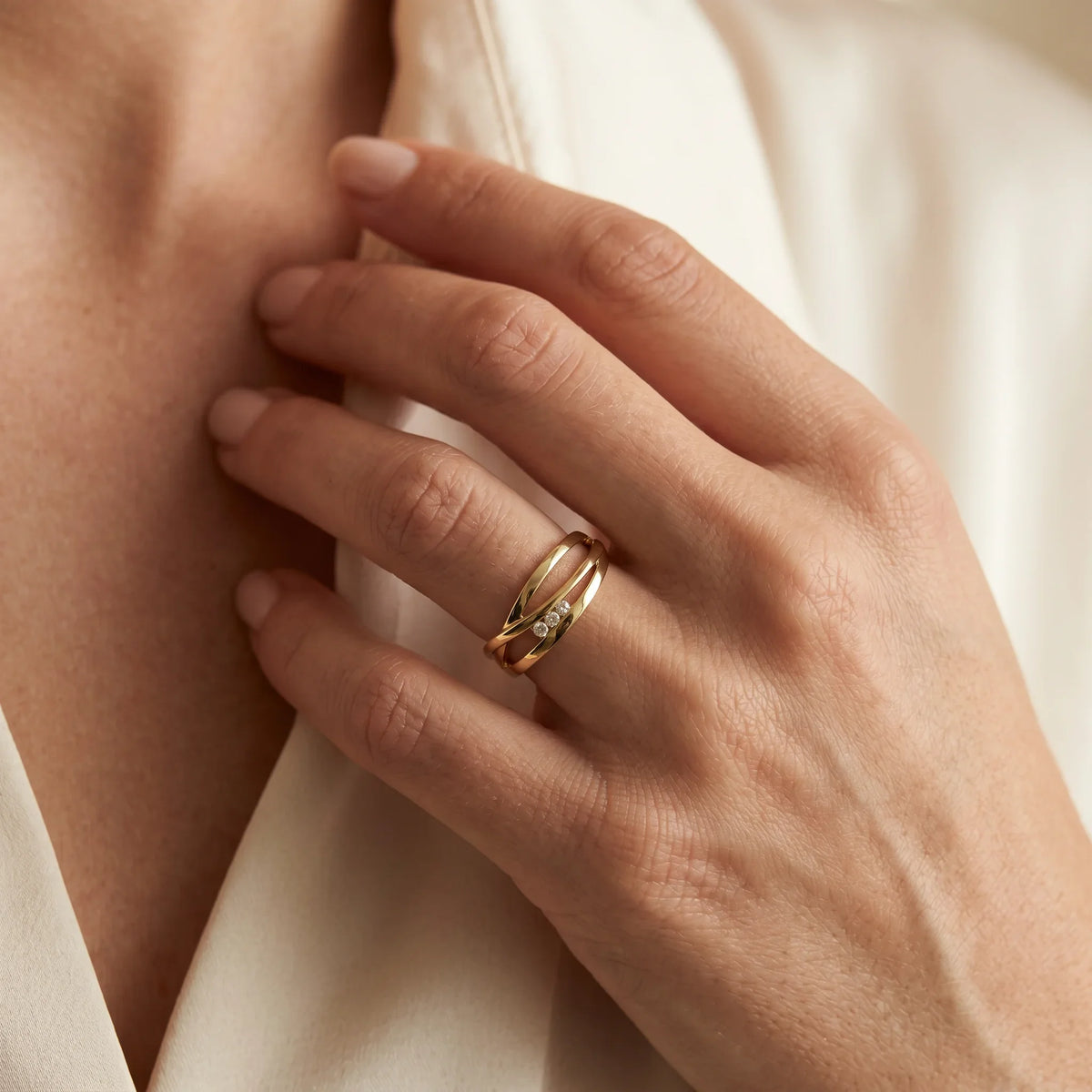Ring in 585er Gelbgold mit Diamant, an der Hand getragen (KI-generiert)