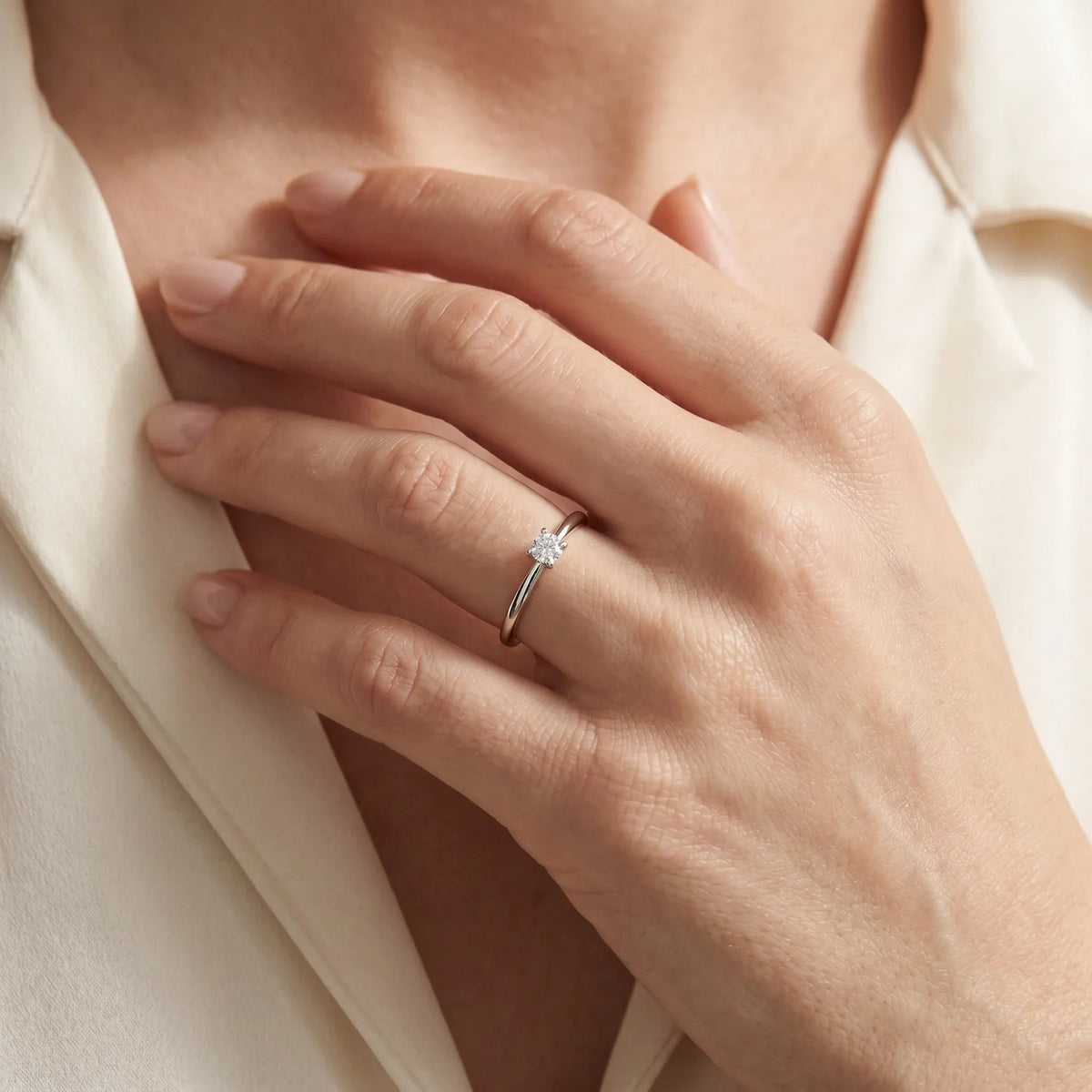 Solitärring in 950er Platin mit Diamant, an der Hand getragen (KI-generiert)