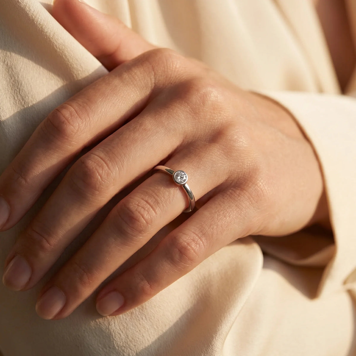 Solitärring in 950er Platin mit Diamant, an der Hand getragen (KI-generiert)