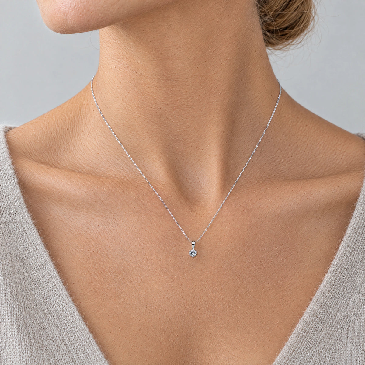 Collier in 925er Silber mit Zirkonia – 925 Silber rhodiniert, am Hals getragen (KI-generiert)