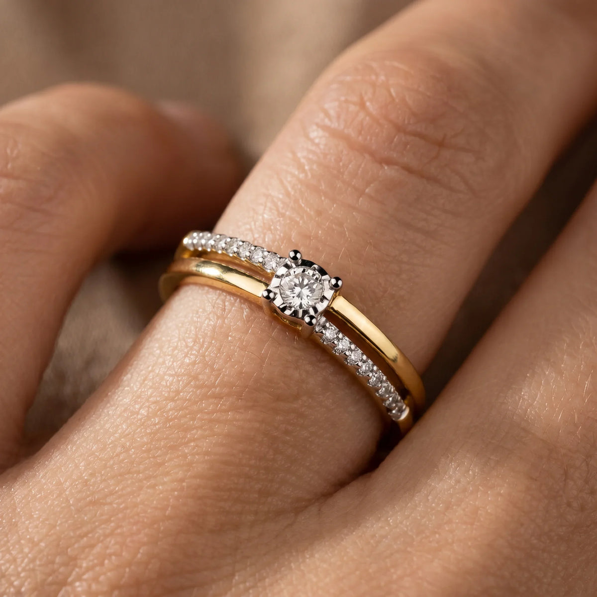 Ring in 585er Gold mit Diamant, an der Hand getragen (KI-generiert)