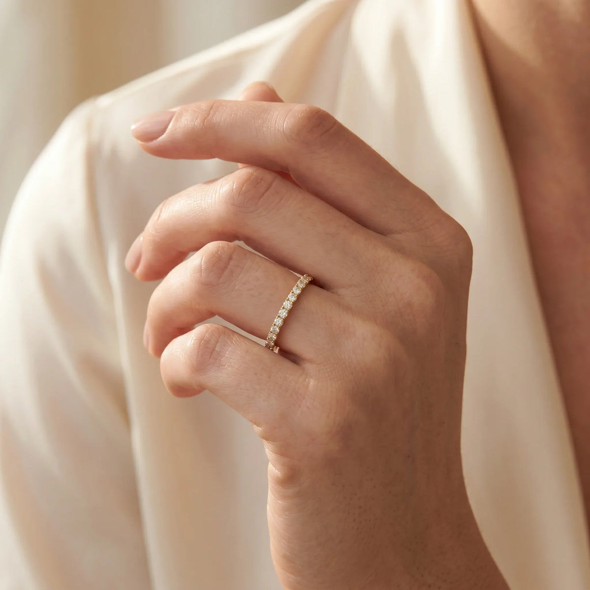 Memoirering in 585er Gold mit Diamant, an der Hand getragen (KI-generiert)