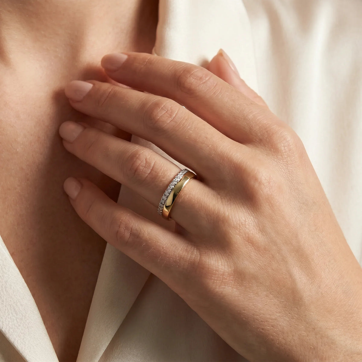 Damenring in 585er Gelbgold mit Diamant, an der Hand getragen (KI-generiert)