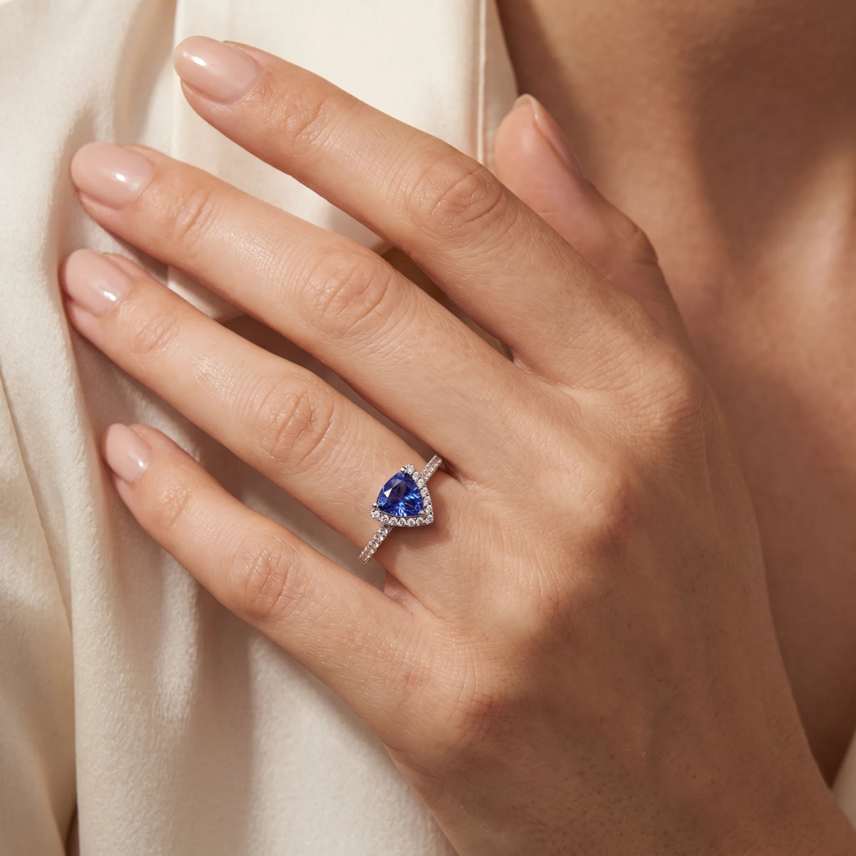 Ring in 585er Weißgold mit Diamant & Tansanit, an der Hand getragen (KI-generiert)
