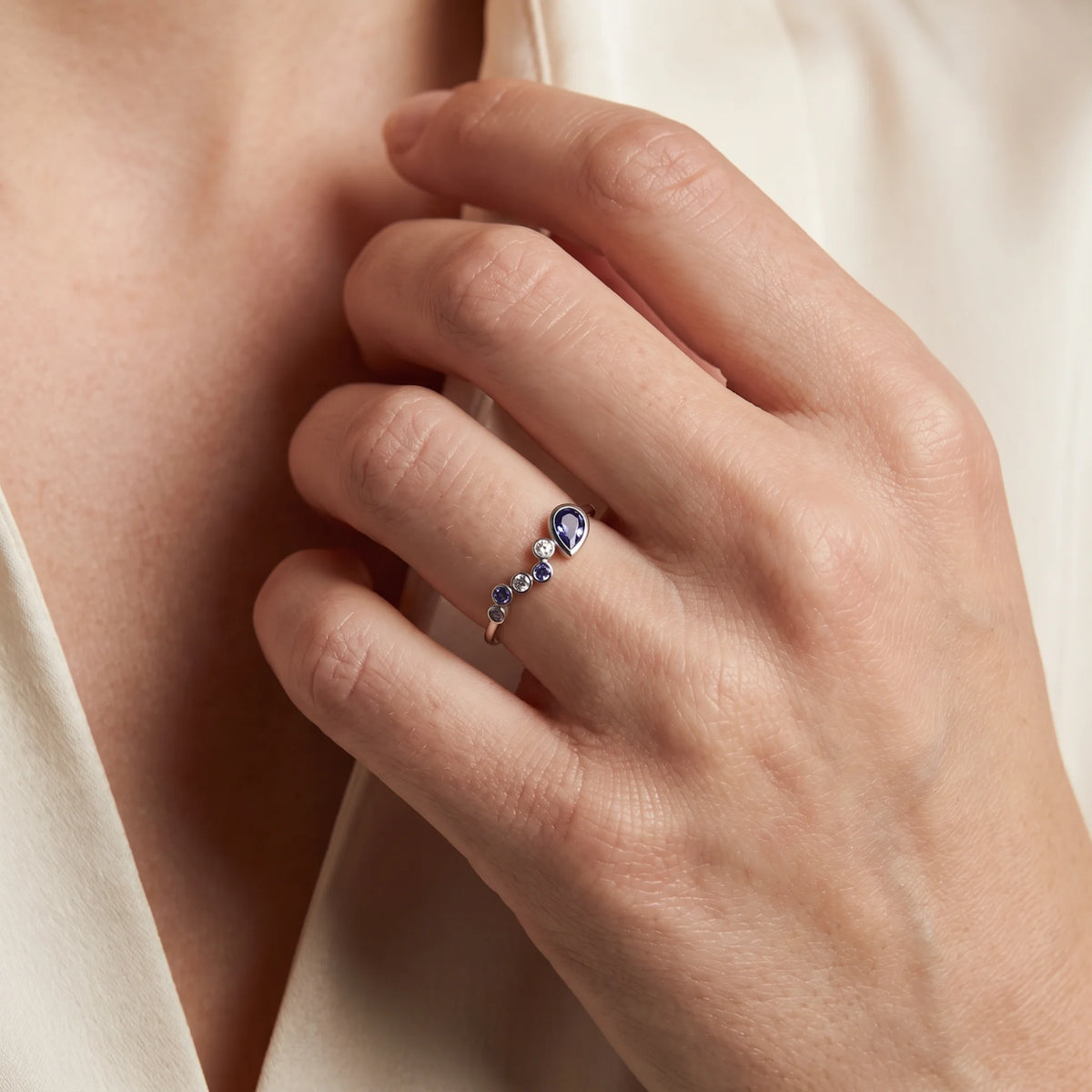 Ring in 585er Weißgold mit Diamant & Tansanit, an der Hand getragen (KI-generiert)