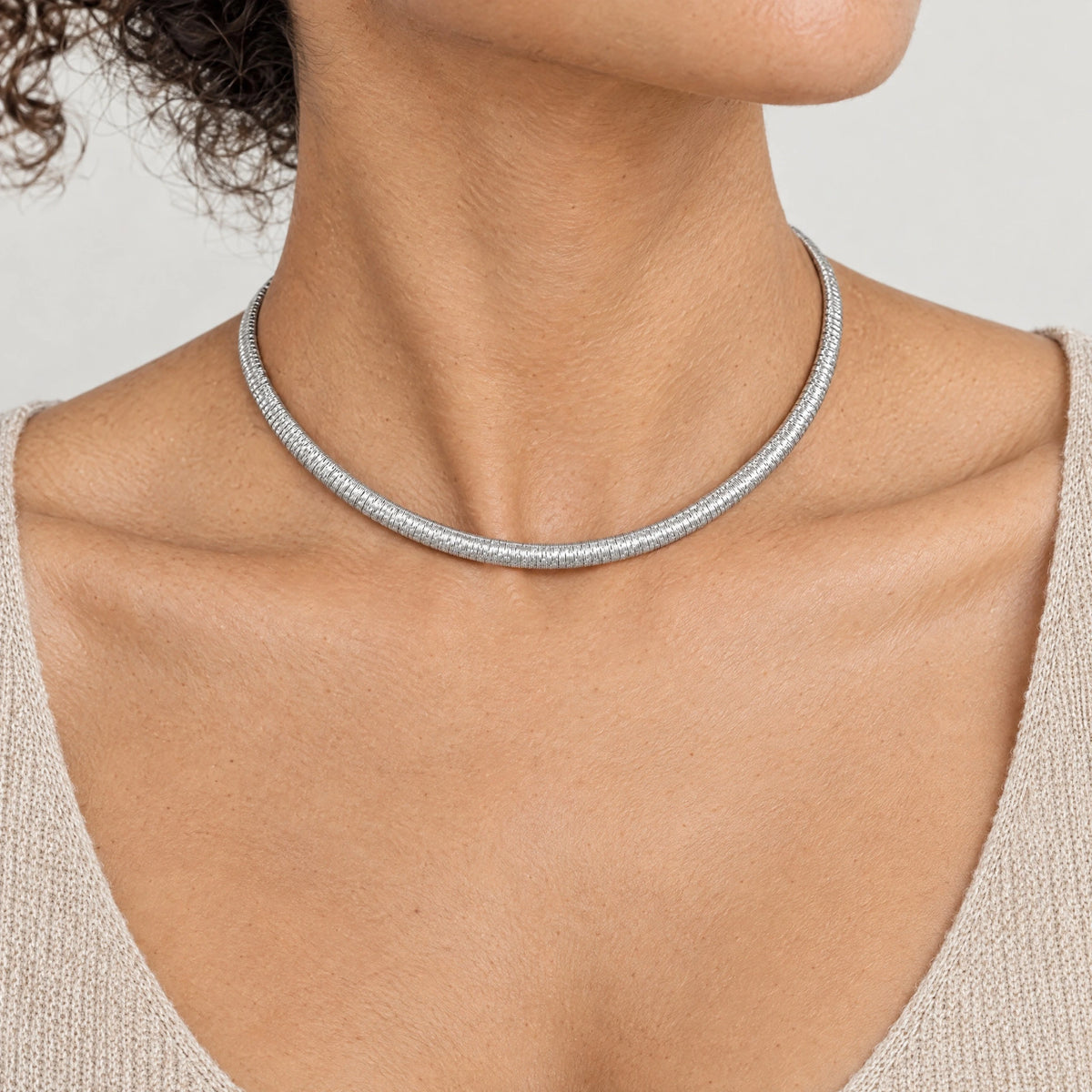 Collier in 925er Silber rhodiniert, am Hals getragen (KI-generiert)