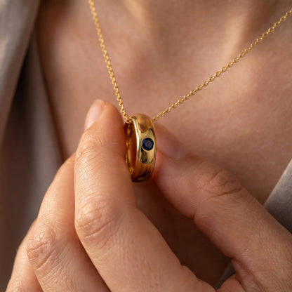 Taufring in Gold &amp; Silber mit Farbsteinen &amp; Diamant, an der Kette getragen