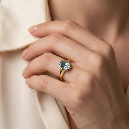 Damenring in 585er Gelbgold mit Aquamarin, an der Hand getragen