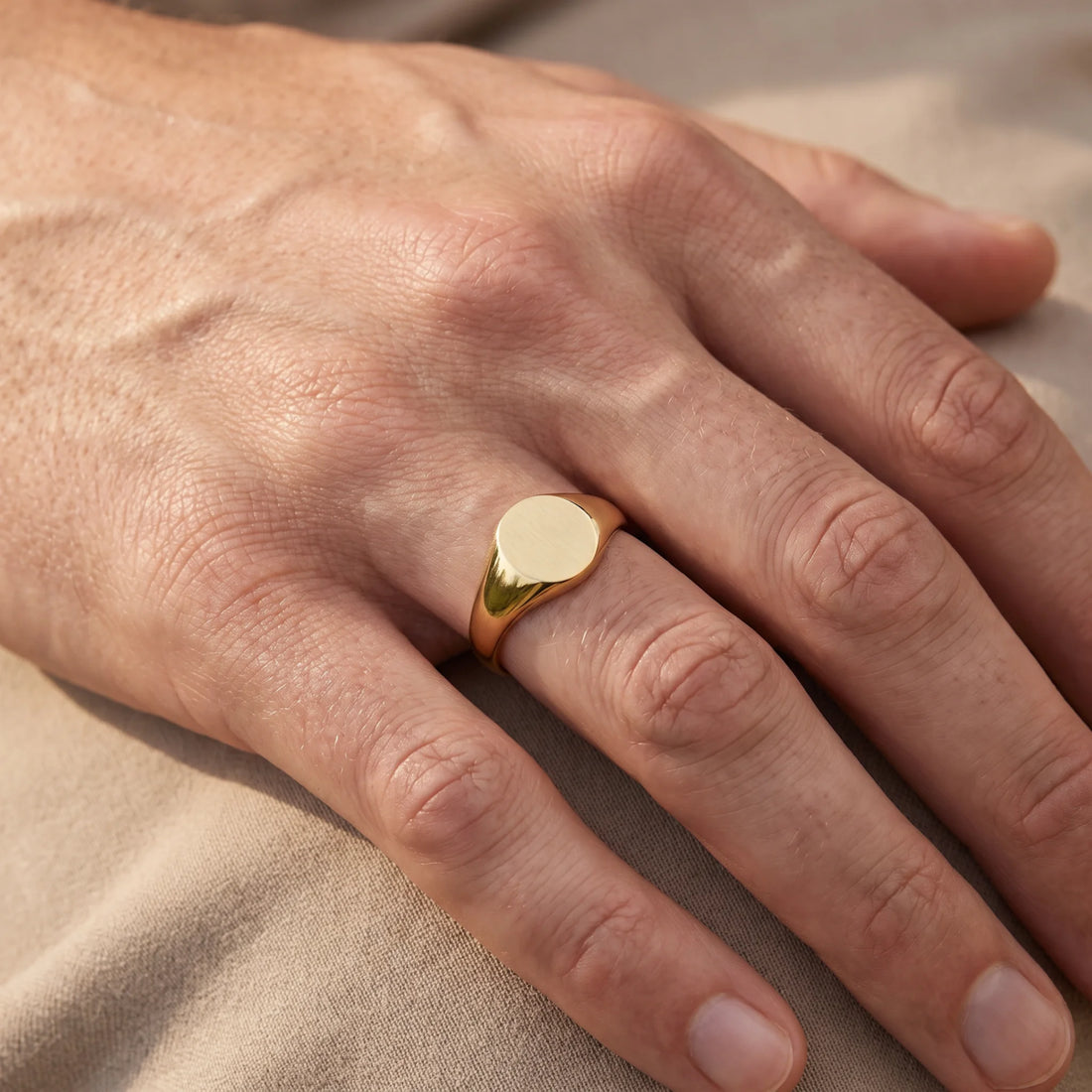 Herrenring in 585er Gelbgold, an der Hand getragen (KI-generiert)