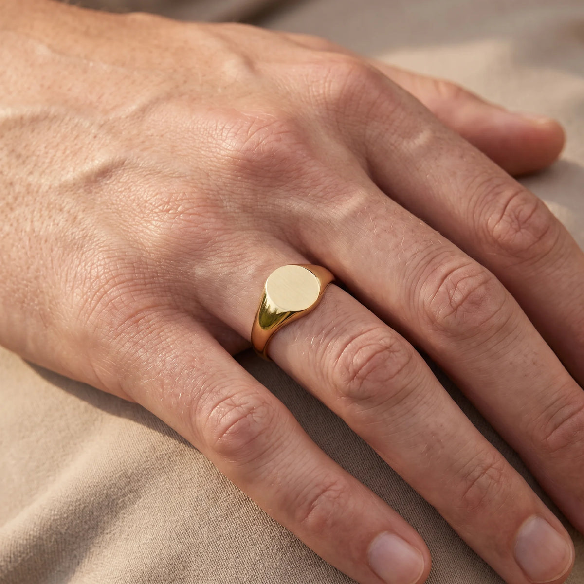 Herrenring in 585er Gelbgold, an der Hand getragen (KI-generiert)