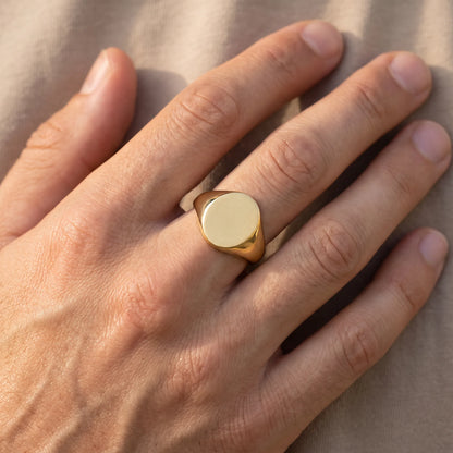 Herrenring in 585er Gelbgold, an der Hand getragen