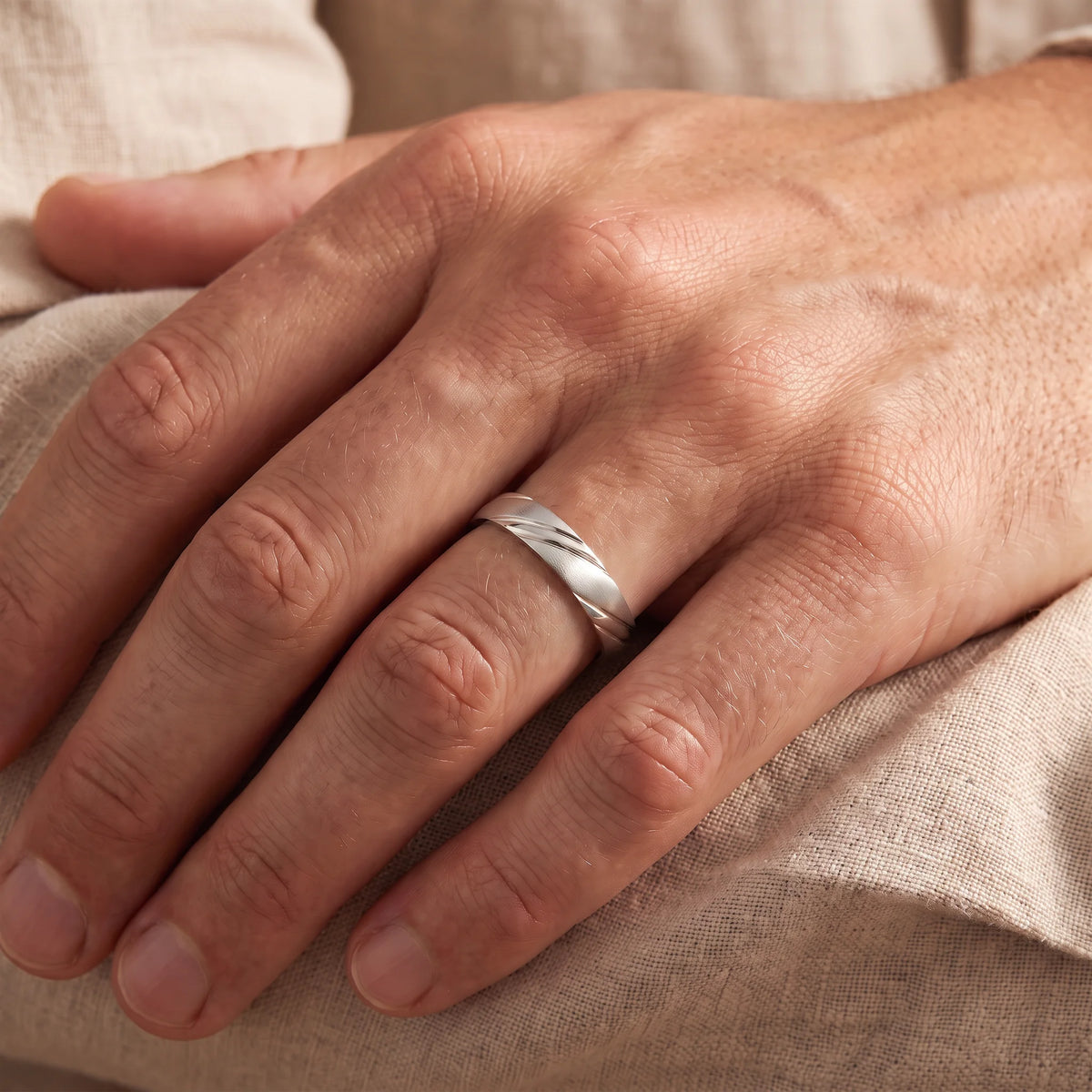 Freundschaftsring in 925er Silber, an der Herrenhand getragen (KI-generiert)