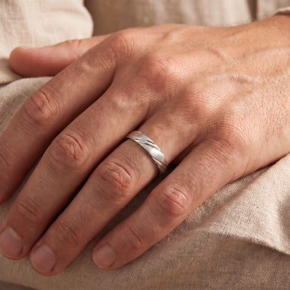 Freundschaftsring in 925er Silber, an der Herrenhand getragen