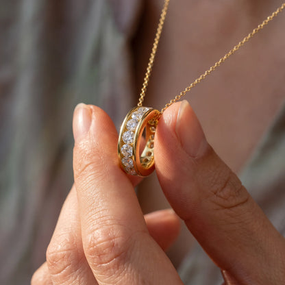 Taufring in Gold &amp; Silber mit Zirkonia, an der Kette getragen