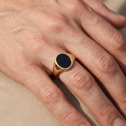 Herrenring in 585er Gelbgold mit Lagenstein oder Onyx, an der Hand getragen