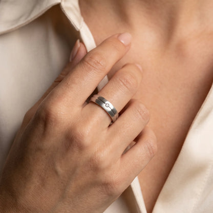 Freundschaftsring in 925er Silber mit Zirkonia, an der Damenhand getragen