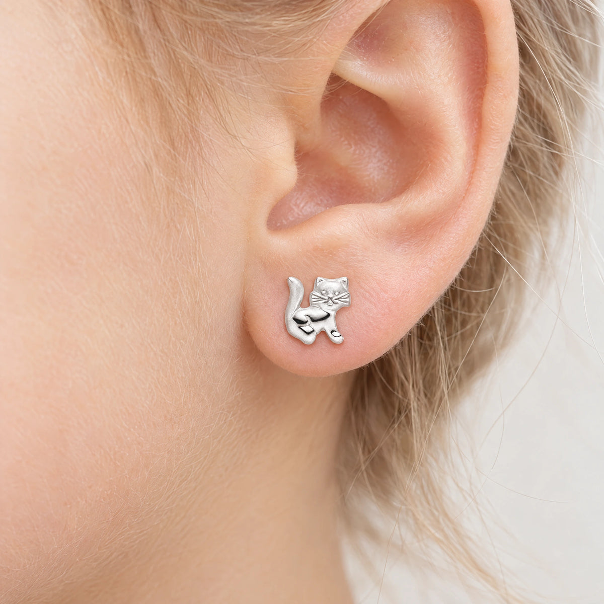 Ohrstecker „Katze“ in 925er Silber, am Ohr getragen (KI-generiert)