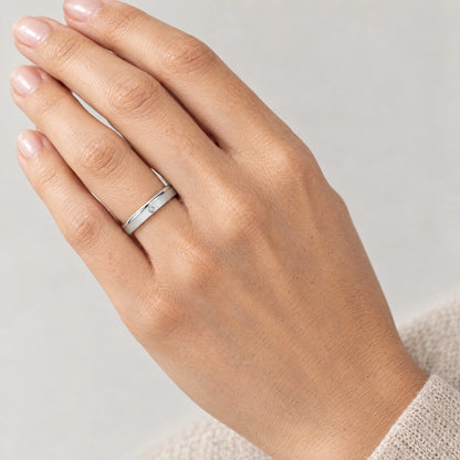 Freundschaftsring in 925er Silber mit Zirkonia, an der Hand getragen