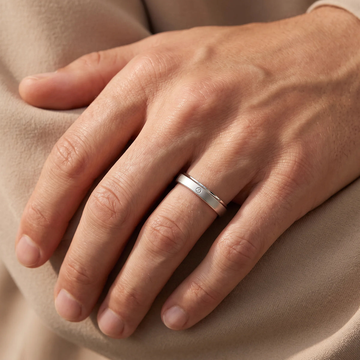 Freundschaftsring in 925er Silber mit Zirkonia, an der Herrenhand getragen (KI-generiert)