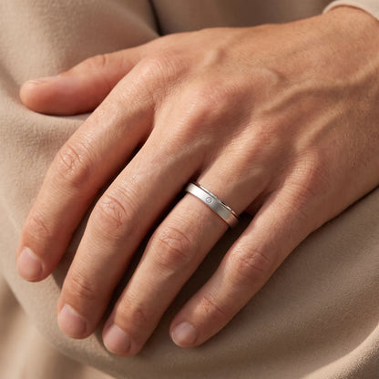 Freundschaftsring in 925er Silber mit Zirkonia, an der Herrenhand getragen