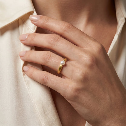 Ring in 585er Gold mit Zuchtperle, an der Hand getragen