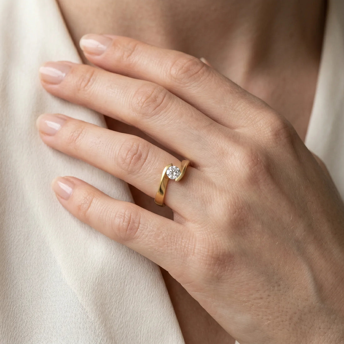 Solitärring in 585er Gold mit Diamant, an der Hand getragen (KI-generiert)