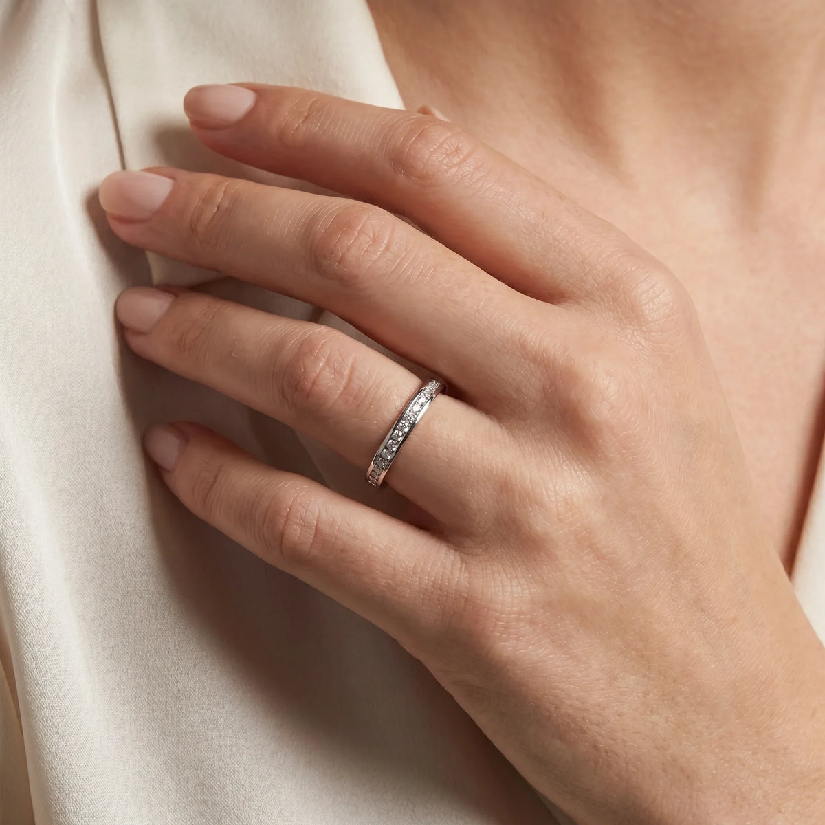 Memoirering in 585er Gold mit Diamanten, an der Hand getragen (KI-generiert)