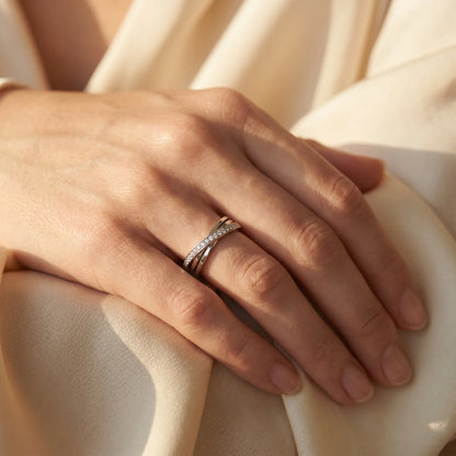 Ring in 585er Gold mit Diamant, an der Hand getragen