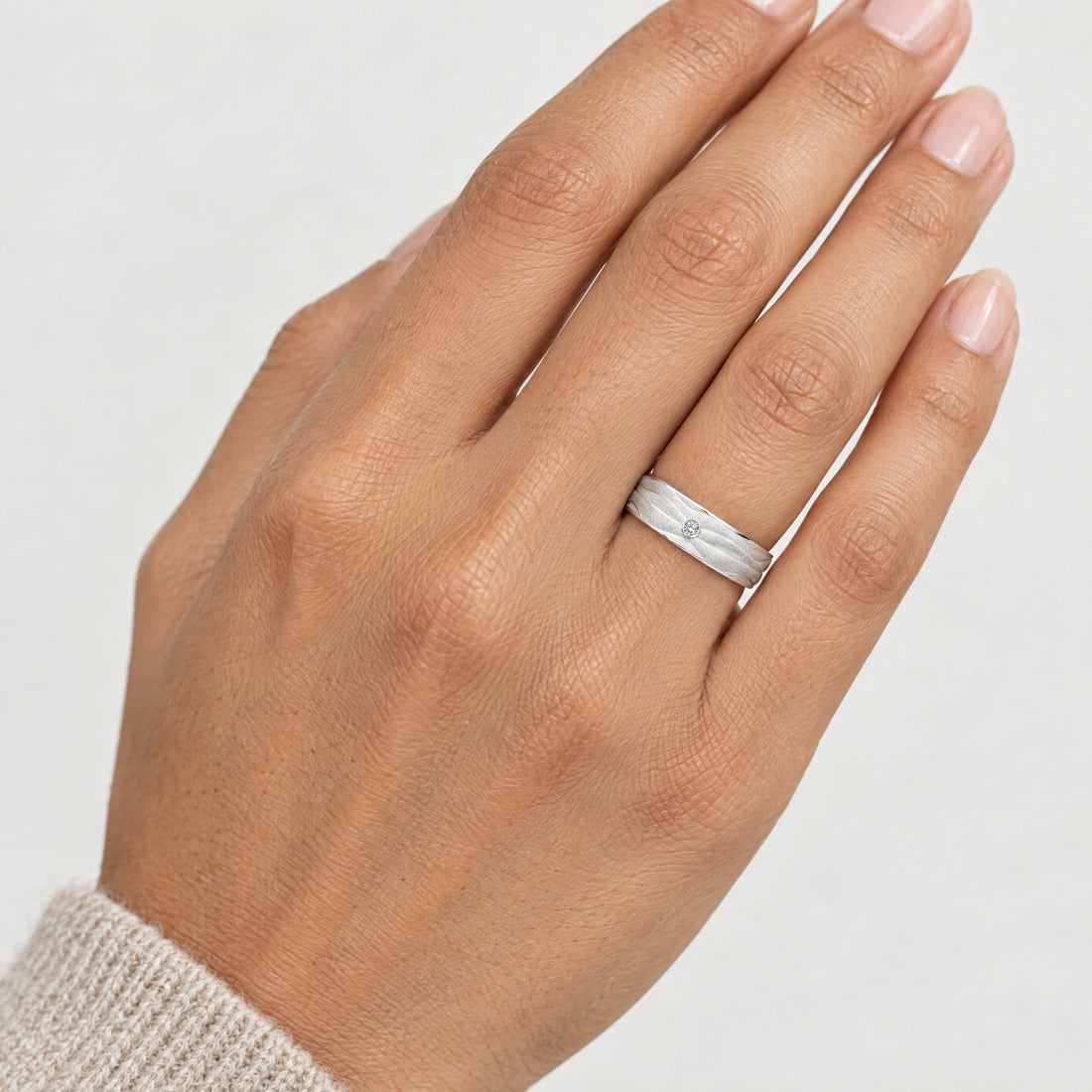 Freundschaftsring in 925er Silber mit Zirkonia, an der Hand getragen (KI-generiert)