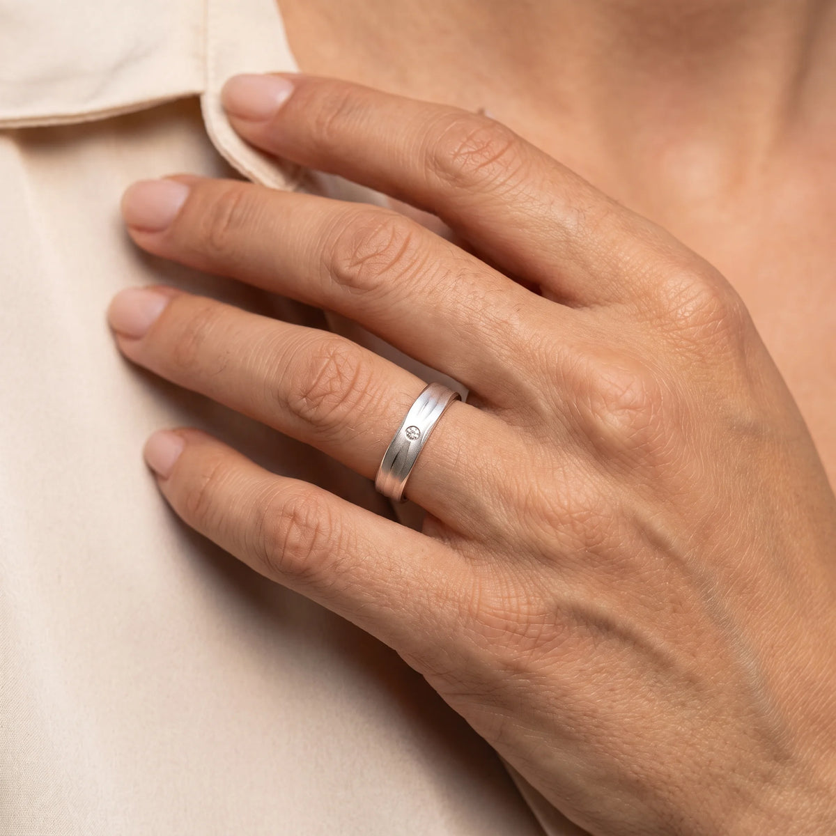 Freundschaftsring in 925er Silber mit Zirkonia, an der Damenhand getragen (KI-generiert)