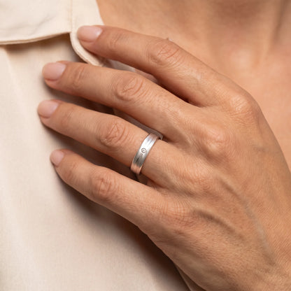 Freundschaftsring in 925er Silber mit Zirkonia, an der Damenhand getragen