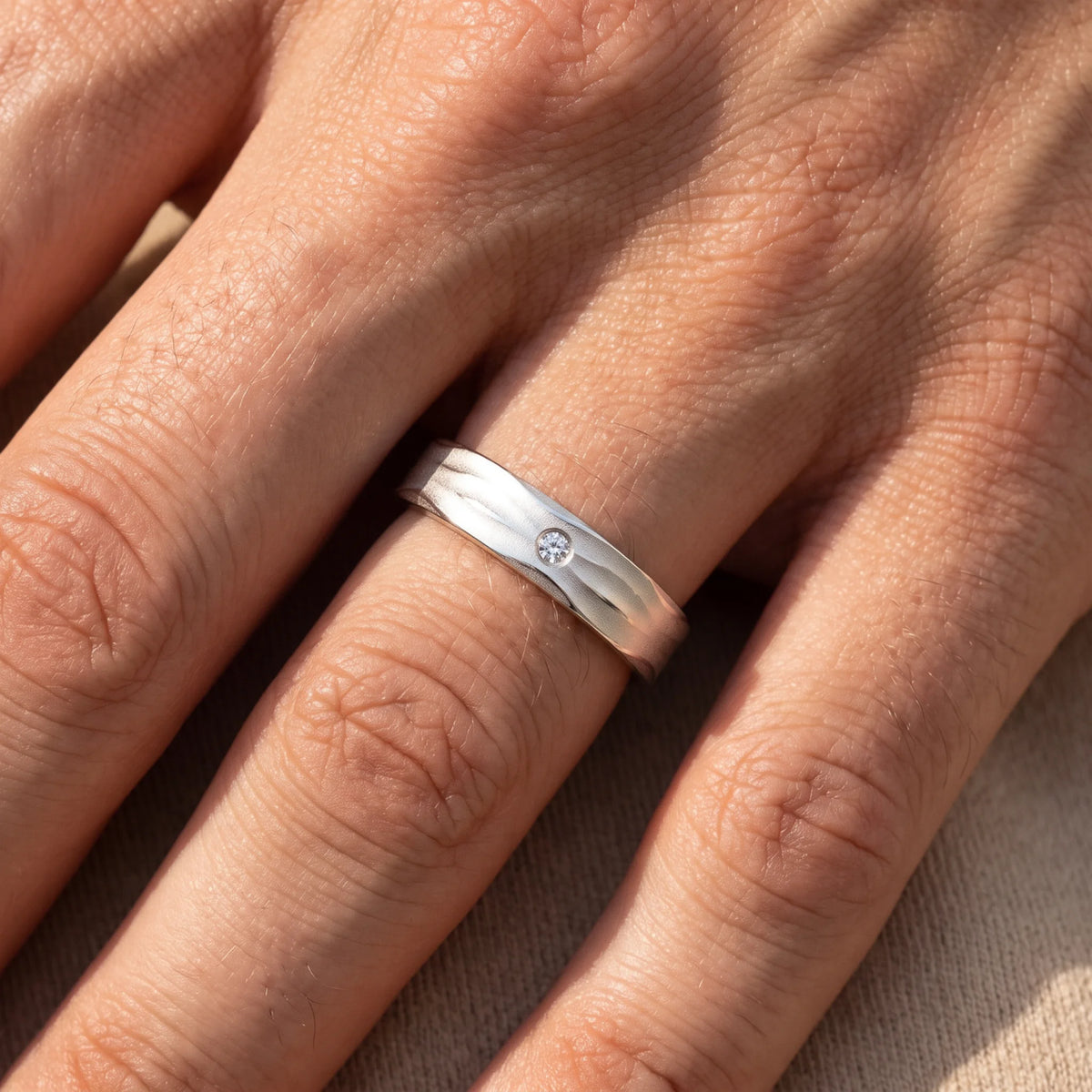 Freundschaftsring in 925er Silber mit Zirkonia, an der Herrenhand getragen (KI-generiert)