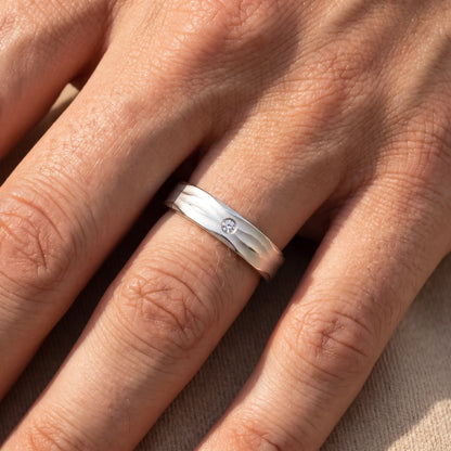 Freundschaftsring in 925er Silber mit Zirkonia, an der Herrenhand getragen