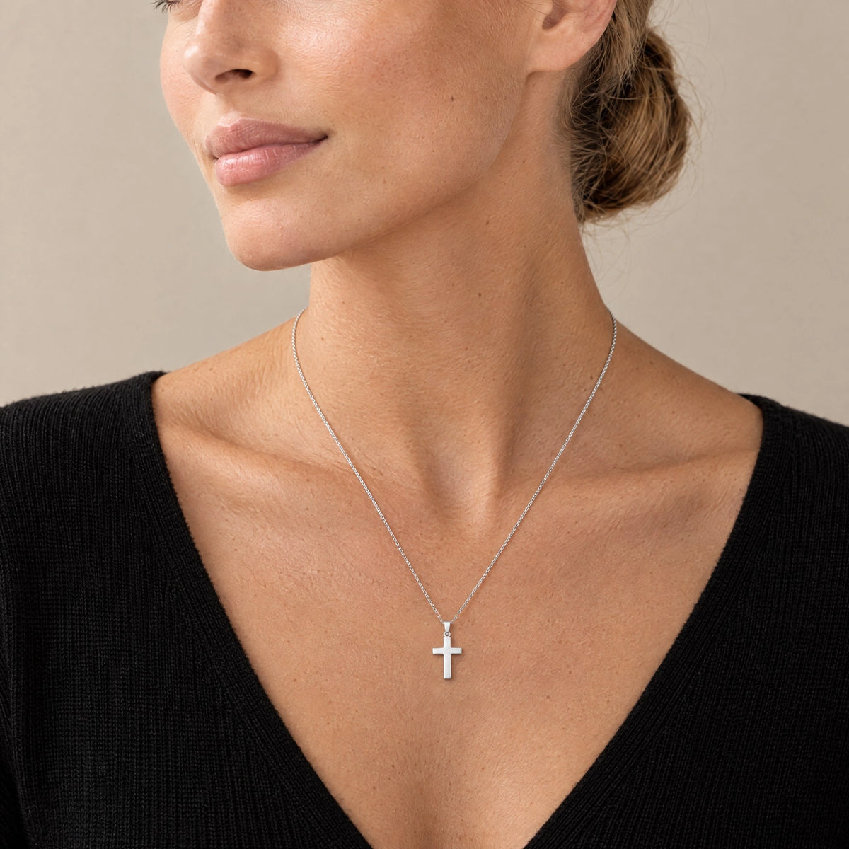 Kreuzanhänger in 925 Silber, 18 x 12 mm, getragen an feiner Kette (KI-generiert)