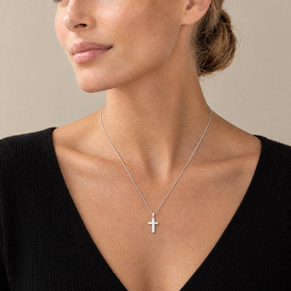 Kreuzanhänger in 925 Silber, 18 x 12 mm, getragen an feiner Kette