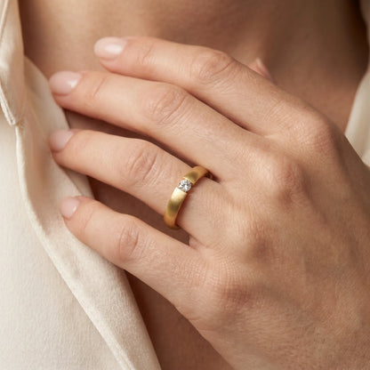 Solitärring in 585er Gold mit Diamant, an der Hand getragen