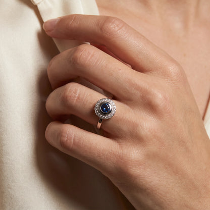 Ring in 585er Palladium-Weißgold mit Diamant &amp; Saphir, an der Hand getragen