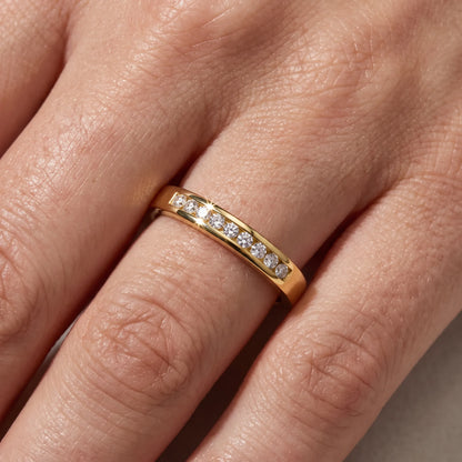 Damenring in 333er Gold mit Zirkonia, an der Hand getragen