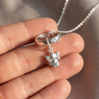 Taufring in 925er Silber mit Zirkonia, an der Kette getragen