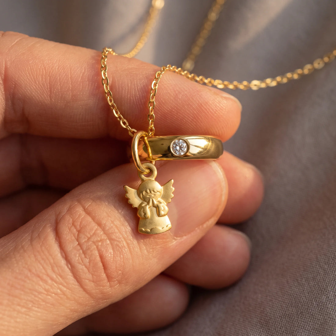Taufring in 333er Gelbgold mit Zirkonia, an der Kette getragen (KI-generiert)