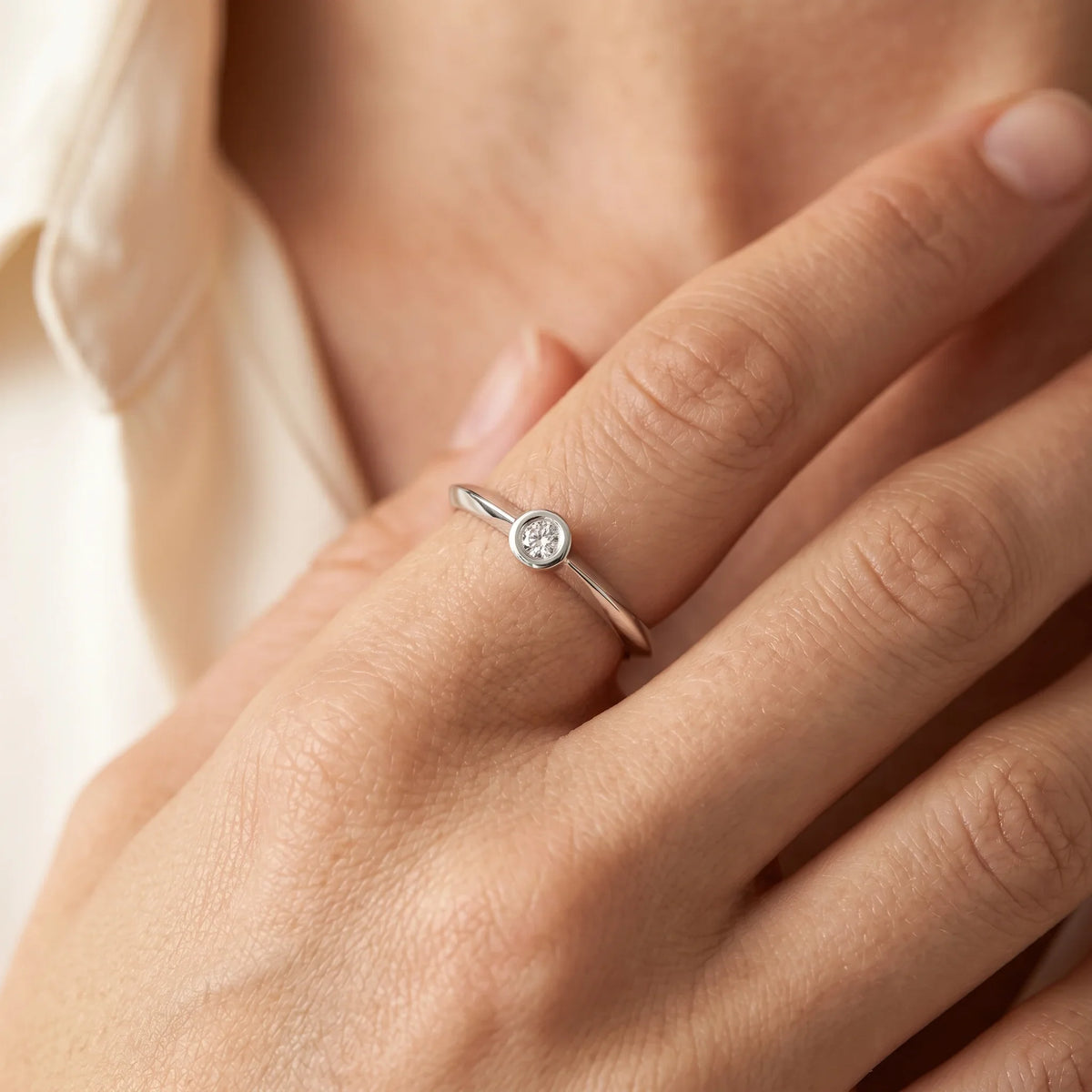 Solitärring in 925er Silber rhodiniert mit Diamant, an der Hand getragen (KI-generiert)